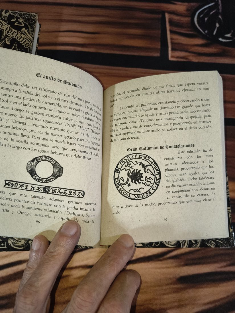 Variantes de cubierta con figura pintada a mano